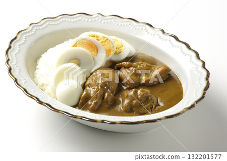 白色背景中的雞肉咖哩和水煮蛋 132201577