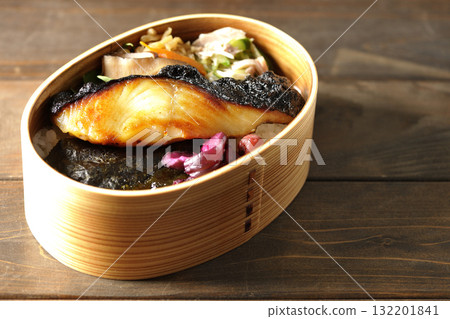 A bento lunch box with seaweed and grilled silver cod in a bento box. 132201841
