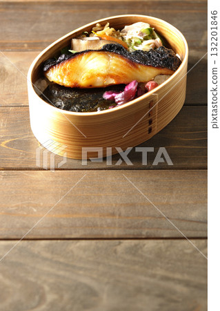 便當盒裡有海藻和烤銀鱈魚。 便當盒裡有海藻和烤銀鱈魚。 132201846