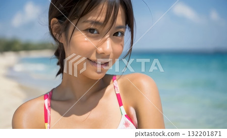 一位身穿泳衣的日本女子在藍色大海和白色沙灘的背景下露出了可愛的笑容 132201871