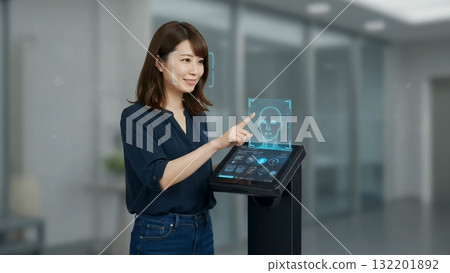 一位微笑的女商人在辦公室操作臉部辨識系統，觸控觸控螢幕 132201892