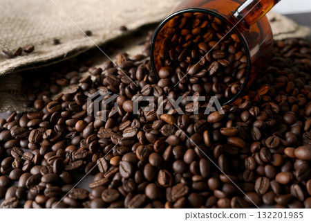 麻布袋和烤咖啡豆 麻布袋和烤咖啡豆 132201985