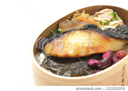 便當盒裡盛有海藻和烤鱈魚，以白色背景拍攝 132202058
