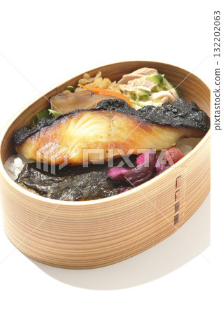 便當盒裡盛有海藻和烤鱈魚,以白色背景拍攝 便當盒裡盛有海藻和烤鱈魚,以白色背景拍攝 132202063