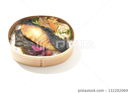 便當盒裡盛有海藻和烤鱈魚,以白色背景拍攝 便當盒裡盛有海藻和烤鱈魚,以白色背景拍攝 132202069