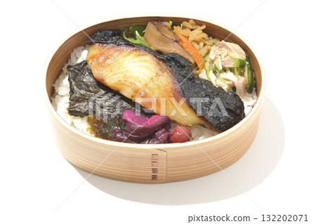 便當盒裡盛有海藻和烤鱈魚,以白色背景拍攝 便當盒裡盛有海藻和烤鱈魚,以白色背景拍攝 132202071