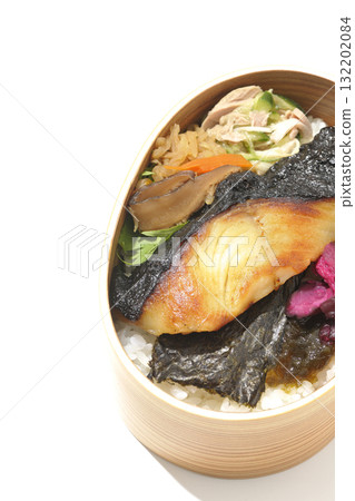 便當盒裡盛有海藻和烤鱈魚，以白色背景拍攝 132202084