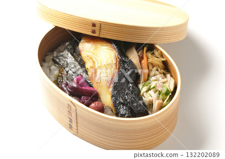 便當盒裡盛有海藻和烤鱈魚，以白色背景拍攝 132202089