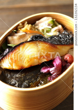 便當盒裡有海藻和烤銀鱈魚。 132202134