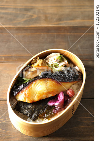 便當盒裡有海藻和烤銀鱈魚。 132202145