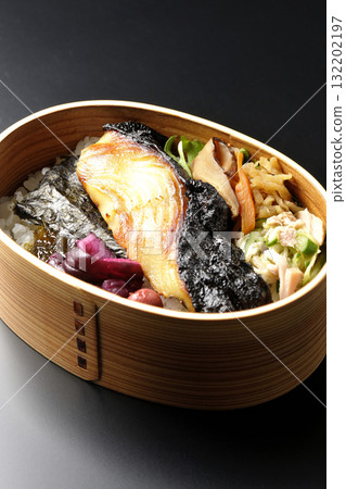 一張便當盒，裡面有海藻和西京風味醬汁烤銀鱈魚，以黑色背景拍攝 132202197