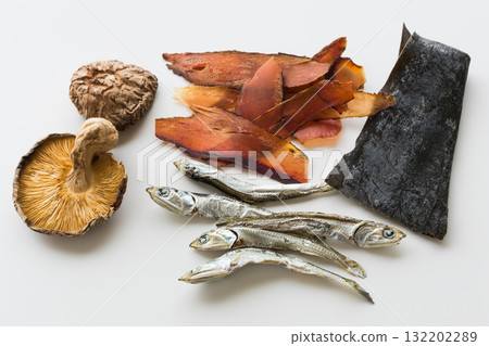 白色背景的魚湯配料 132202289