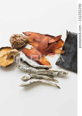 白色背景的魚湯配料 白色背景的魚湯配料 132202290
