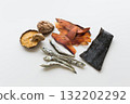 白色背景的魚湯配料 132202292