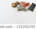 白色背景的魚湯配料 132202293