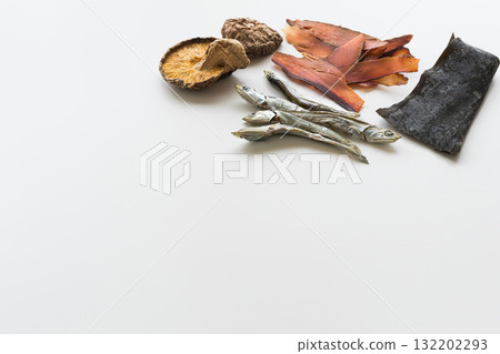 白色背景的魚湯配料 白色背景的魚湯配料 132202293
