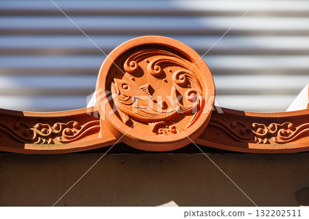 瓷磚圖案描繪了金槍魚和波浪。沖繩縣島尻郡慶良間諸島座間味島座間味港 - 2025，距離沖繩本島40公里 132202511