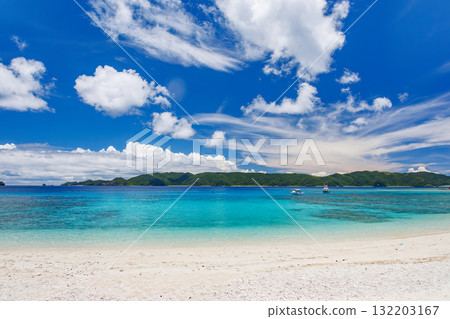 A half-submerged shot of Amuro Island's white sand beach. Zamami Port, Zamami Island, Kerama Islands, Shimajiri District, Okinawa Prefecture - 2025 132203167