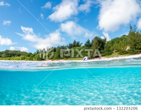 阿室島白色沙灘的半潛照片。沖繩縣島尻郡慶良間諸島座間味島座間味港 - 2025 132203206