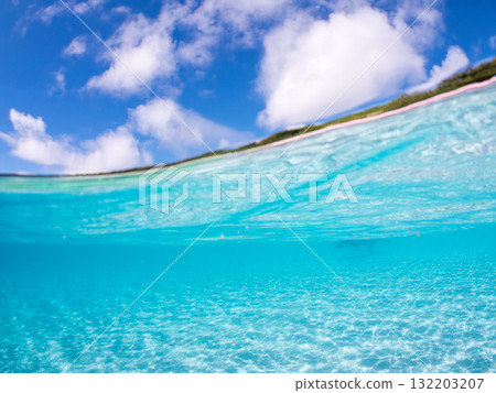 阿室島白色沙灘的半潛照片。沖繩縣島尻郡慶良間諸島座間味島座間味港 - 2025 132203207