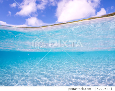 阿室島白色沙灘的半潛照片。沖繩縣島尻郡慶良間諸島座間味島座間味港 - 2025 132203221