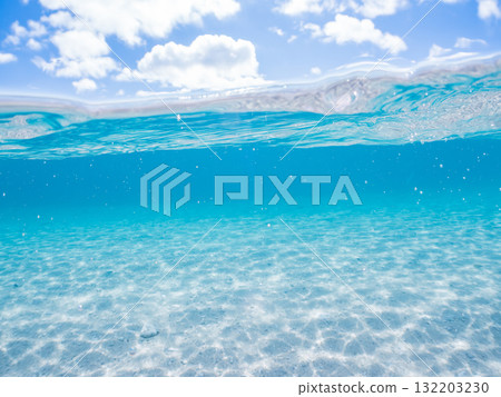 阿室島白色沙灘的半潛照片。沖繩縣島尻郡慶良間諸島座間味島座間味港 - 2025 132203230