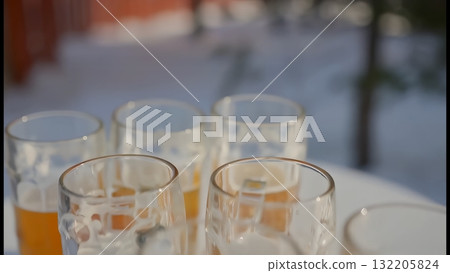 冬天在戶外享用半滿的啤酒杯 132205824