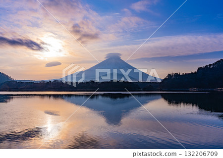 [Yamanashi Prefecture] Mt. Fuji seen from Lake Shojiko at sunrise 132206709