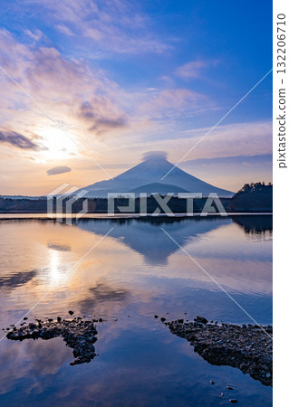 [山梨縣]日出時從精進湖看到的富士山 132206710