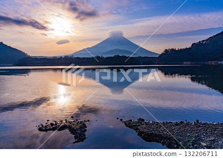 [Yamanashi Prefecture] Mt. Fuji seen from Lake Shojiko at sunrise 132206711