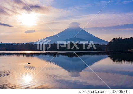 [Yamanashi Prefecture] Mt. Fuji seen from Lake Shojiko at sunrise 132206713
