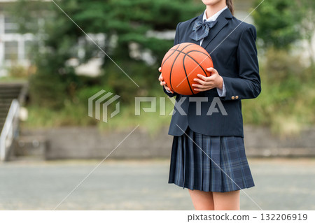 穿著校服的高中、國中和小學女生站在校園裡,手裡拿著籃球 穿著校服的高中、國中和小學女生站在校園裡,手裡拿著籃球 132206919