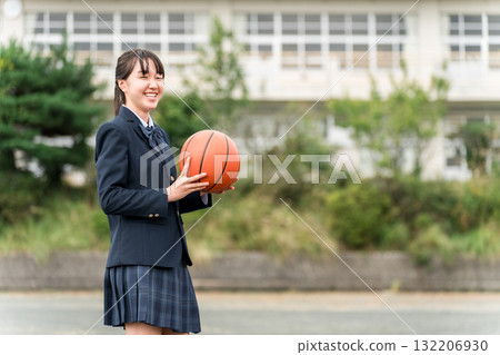 穿著校服的高中、國中和小學女生站在校園裡,手裡拿著籃球 穿著校服的高中、國中和小學女生站在校園裡,手裡拿著籃球 132206930