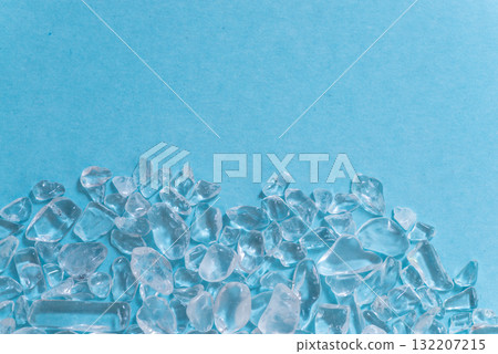 藍色背景上的水晶 132207215