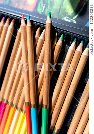 Set of colored pencils for artists in a metal box Set of colored pencils for artists in a metal box 132208858