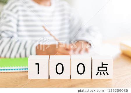 Elementary school boy studying with 100-point block 132209086
