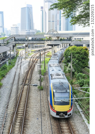 從吉隆坡車站出發的通勤列車 從吉隆坡車站出發的通勤列車 132209155