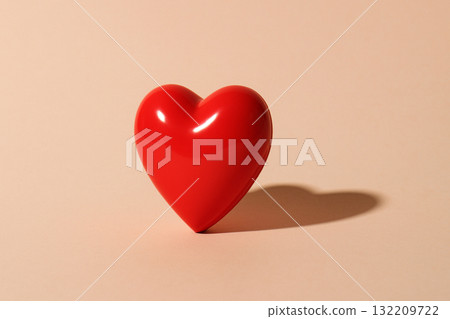 使用塑膠心臟的人造愛情概念照片 使用塑膠心臟的人造愛情概念照片 132209722