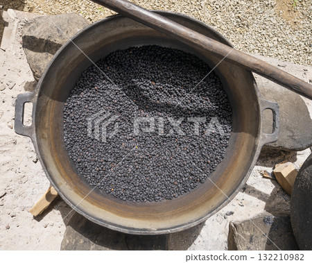 Birds view of bowl filled with cofee beans outdoor Birds view of bowl filled with cofee beans outdoor 132210982