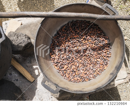 Birds view of bowl filled with cocoa beans outdoor Birds view of bowl filled with cocoa beans outdoor 132210984