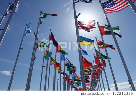 各國國旗在湛藍的天空中飄揚 各國國旗在湛藍的天空中飄揚 132211359