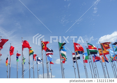 各國國旗在湛藍的天空中飄揚 各國國旗在湛藍的天空中飄揚 132211364