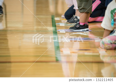 [Nursery school sports day starting line] 132211405