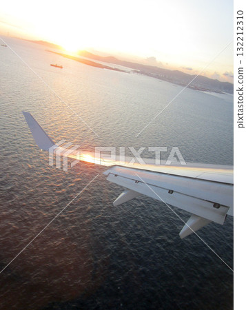 從飛機上看到的神戶機場附近的風景、降落和日落(空拍照片) 從飛機上看到的神戶機場附近的風景、降落和日落(空拍照片) 132212310