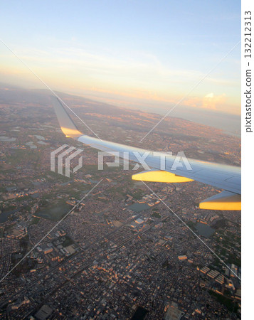 從飛機上看到的神戶機場附近的風景、降落和日落(空拍照片) 從飛機上看到的神戶機場附近的風景、降落和日落(空拍照片) 132212313