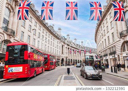 倫敦市中心的皮卡迪利廣場（一些柔焦） 132212391