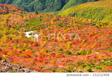 栃木縣那鬚町的姥平染滿了秋葉 132212408