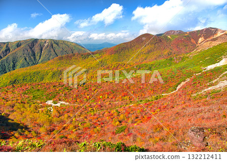栃木縣那鬚町的姥平染滿了秋葉 栃木縣那鬚町的姥平染滿了秋葉 132212411