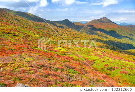 福島縣西鄉村，從紅葉覆蓋的赤面山眺望朝日山 132212600