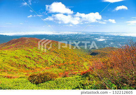 福島縣西鄉村的赤面山,被秋葉染紅 福島縣西鄉村的赤面山,被秋葉染紅 132212605